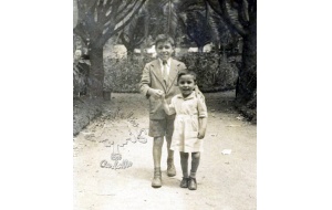 1949 - Posando en los jardines